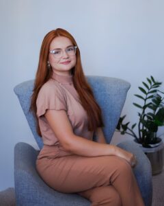 Psicóloga em Salvador Larissa Abreu em consultório”